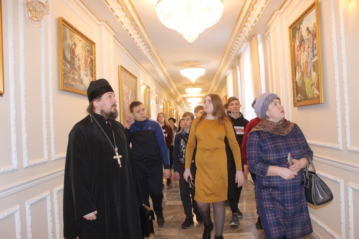 Студенты второго курса семинарии провели экскурсию для учащихся Луховского лицея г. о. Саранск