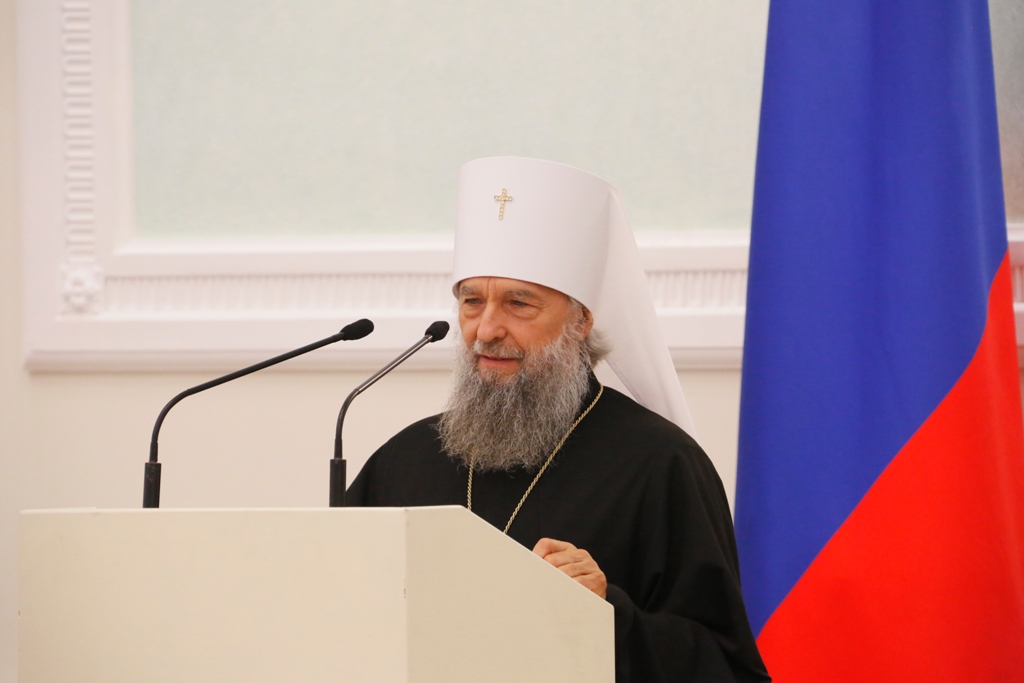 Праздник Казанской иконы Божией Матери (в память избавления Москвы и России от поляков в 1612 году): Глава митрополии возглавил Божественную литургию в Свято-Феодоровском кафедральном соборе