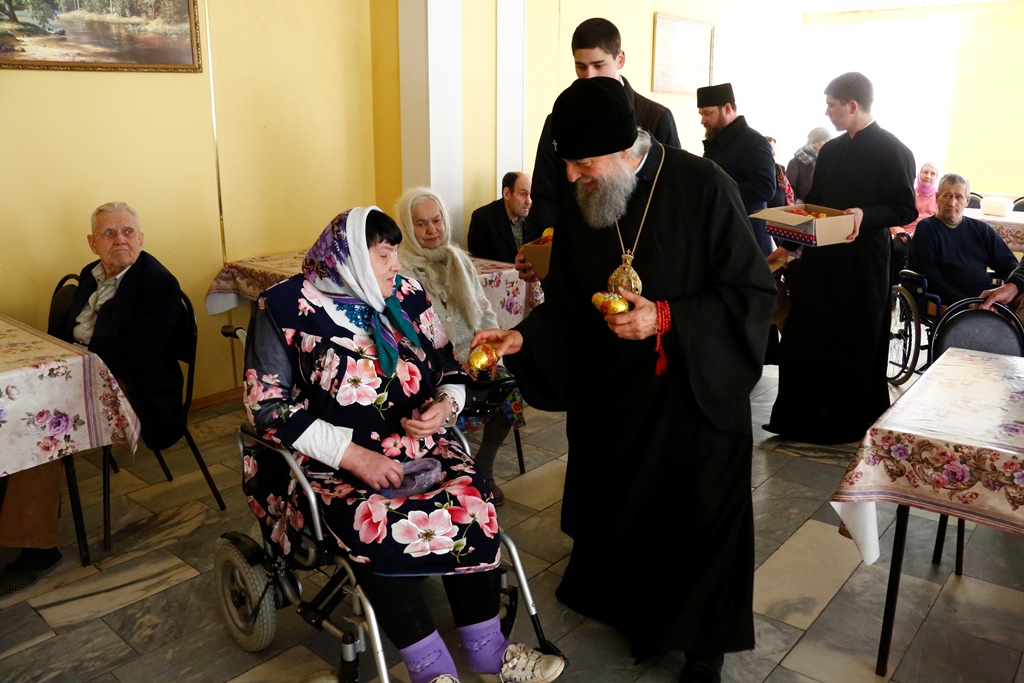 Владыка посетил страждующих на Пасху