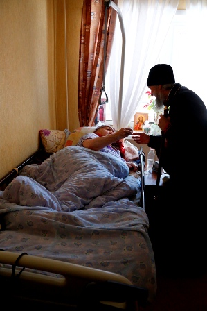 Владыка посетил страждующих на Пасху