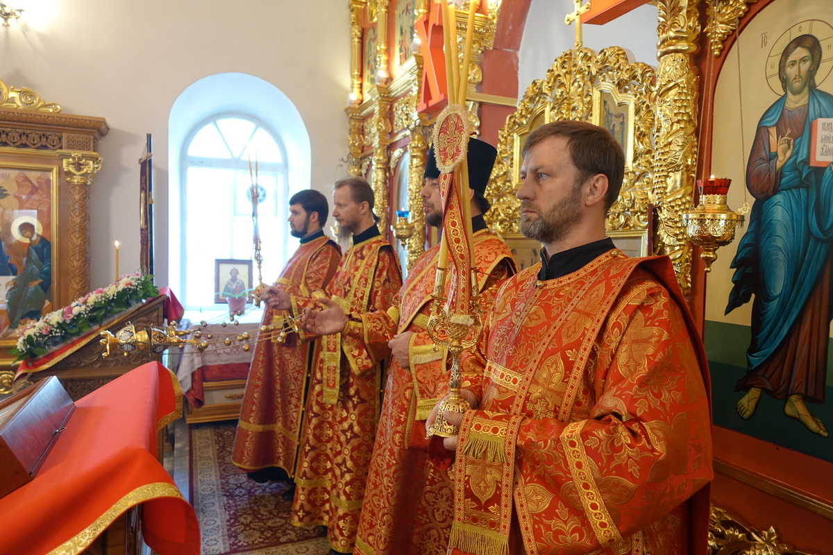 Божественная литургия в храме святого Пророка