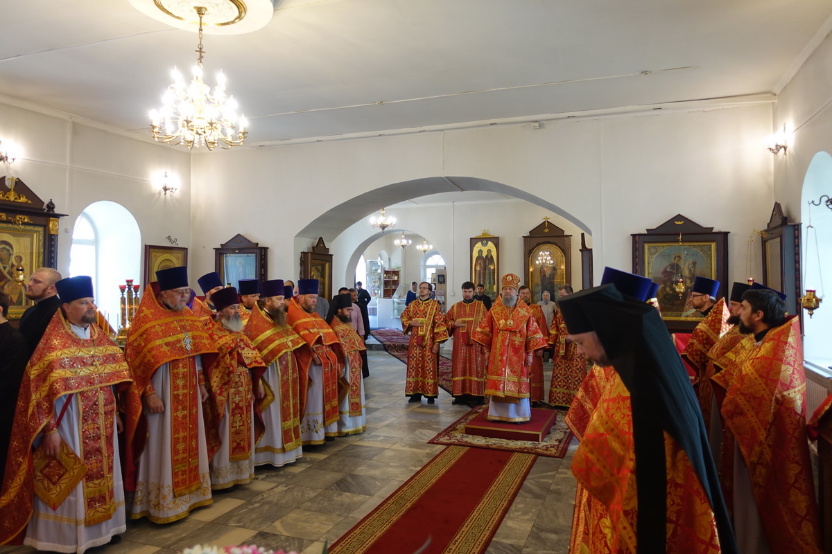 Божественная литургия в храме святого Пророка