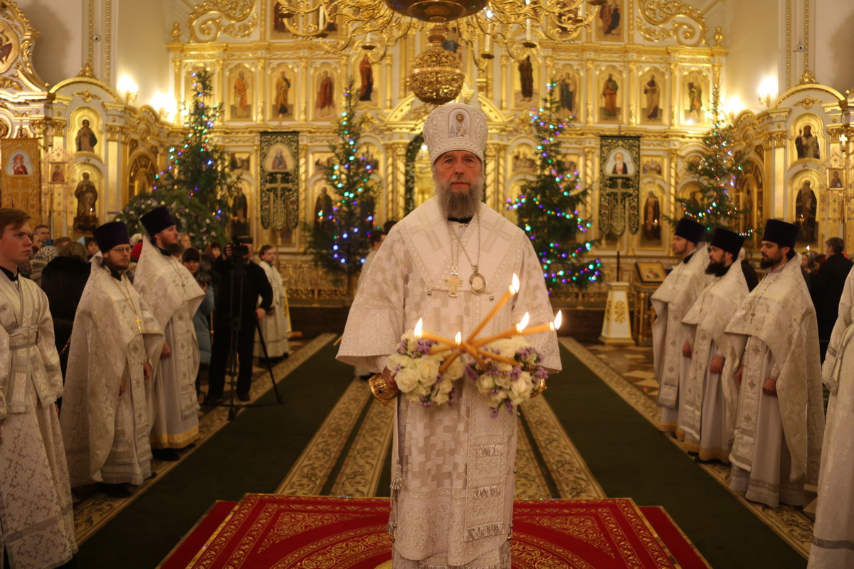 Богослужение в Кафедральном соборе в честь святого праведного воина Феодора
