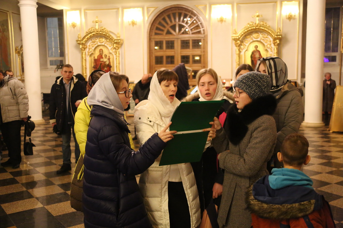 Богослужение в Кафедральном соборе в честь святого праведного воина Феодора